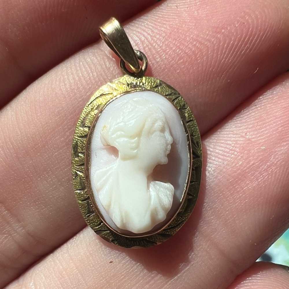 Vintage 10K Yellow Gold Carved Cameo Pendant